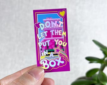 Pegatina de vinilo holográfica: No dejes que te encierren en una caja. Caja de muñeca feminista.