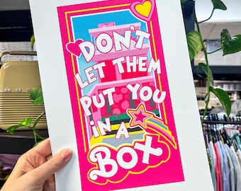 No dejes que te encasillen – Lámina decorativa con diseño de caja de muñecas feministas