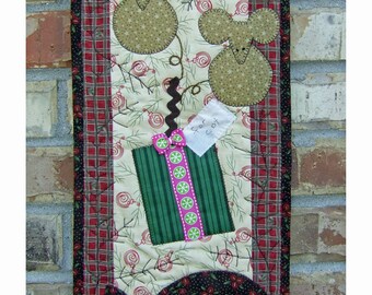 Skinnies: modello per gatti per decorazioni natalizie da parete da 9 x 24 pollici. Applicazione a macchina. Livello principiante.