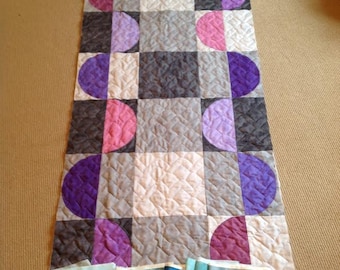 Scarica il pdf del modello trapunta Lagoon Tablerunner 28 X 55 pollici