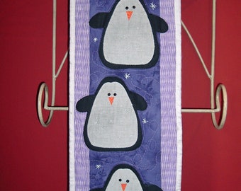 Modello trapuntato per decorazione da parete "Skinnies: March of the Penguins" 9 X 24 pollici