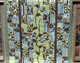 Dolce Non ti scordar di me. Modello di trapunta digitale da tiro 44 1/2 "X 66". Cucito e applicato a macchina. Livello di abilità principiante-intermedio