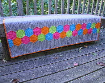 Runner da tavolo esagonale trapuntato con motivo digitale moderno 23 X 49 pollici.