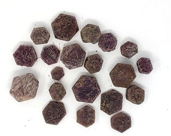 Rubi corindo AAA formato hexadecimal bruto natural áspero - lapidário - pequeno, médio, grande e a granel