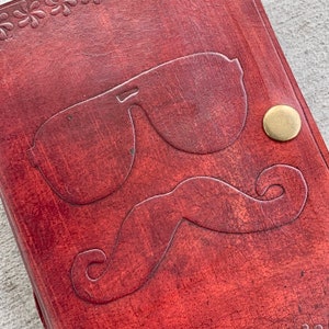 Leather Journal - Man Mustache, Cool Dude, Carta di cotone riciclata fatta a mano, Diario ruvido in stile antico, Per lui, Fidanzato