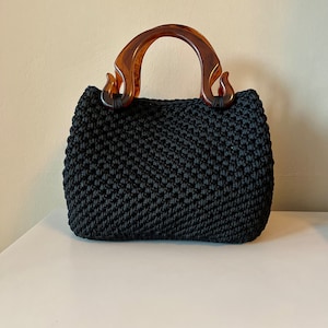 Handgefertigte Häkeltasche aus Kordel, Lederboden und Harzgriffen.