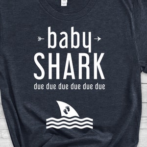 Baby Shark Due, Prezent ciążowy, Przyszła mama, Koszulka z ogłoszeniem ciąży, Zabawne koszulki, Koszulki z informacją o ciąży
