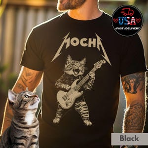 ロックアウト キティ キャットがギターを弾くシャツ、カスタム キャット ロッカー シャツ、おもしろいギター キャット T シャツ、猫好きにもロック好きにも