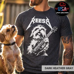 ギターを弾く犬のカスタムロックアウトシャツ、ロッカーシャツ、面白いギターコッカースパニエルTシャツ、犬好きにもロック好きにも