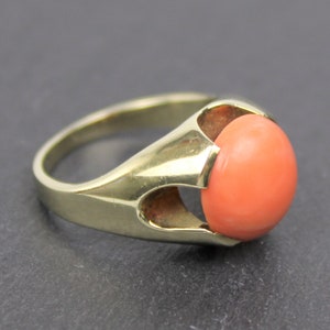 Gold ring with coral, 333 yellow gold, around 1950