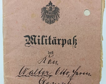 Puede incluir: Un pase militar vintage, o "Militärpak", emitido a Walter Ho, Herm. Gemps. El pase está fechado en 19 y tiene un sello con el texto "tehe voan".