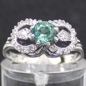 Emerald and Diamond Ring in 18-carat white gold, 20 diamonds