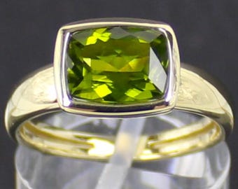 Anillo de oro con vesuvianita verde, oro amarillo 375, 9 quilates, con caja (Anillo de oro con vesuvianita verde, oro amarillo 375, 9 quilates, con caja)