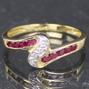 Rubin- och diamantring i guld av Harry Ivens, med fodral, 585 guld (Rubin- och diamantring i guld av Harry Ivens, med fodral, 14k guld)