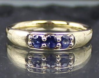 Anillo de oro y zafiro de 375 quilates, oro amarillo de 9 quilates, 3 zafiros (Anillo de oro y zafiro de 375 quilates, oro amarillo de 9 quilates, 3 zafiros)