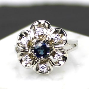 Sapphire-Diamond Ring, 750 white gold, 18 carat, flower shape