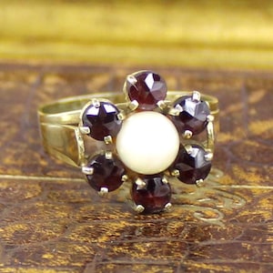Garnet Pearl Gold Ring from the 1930s/40s, 333 yellow gold, 8 carats