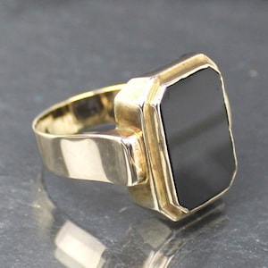 Large, solid men's onyx gold ring, signet ring, 333 yellow gold (Large, solid men's onyx gold ring, 8K Gold)