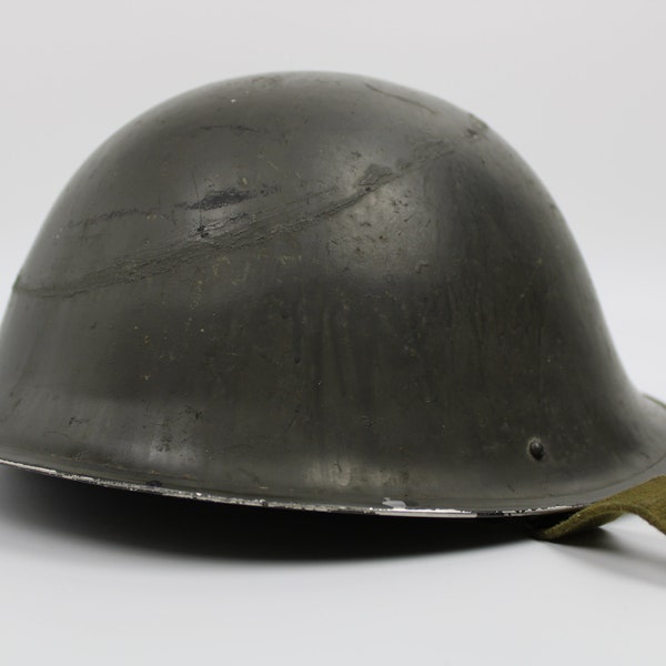 Britischer Mk III (Turtle) Stahlhelm von 1953, British Army (British Mk III (Turtle) steel helmet from 1953, British Army)