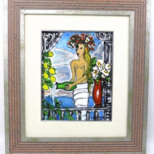 Könnte beinhalten: Ein gerahmtes Gemälde einer Frau mit einer Blumenkrone, die Wasser aus einem grünen Krug gießt. Die Frau steht auf einem Balkon mit einem Zitronenbaum und einer Vase mit weißen Blumen. Das Gemälde ist in einem silbernen Rahmen mit einem roten und weißen Passepartout.