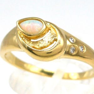 Opal-diamond gold ring made of 585 yellow gold, 14 carat