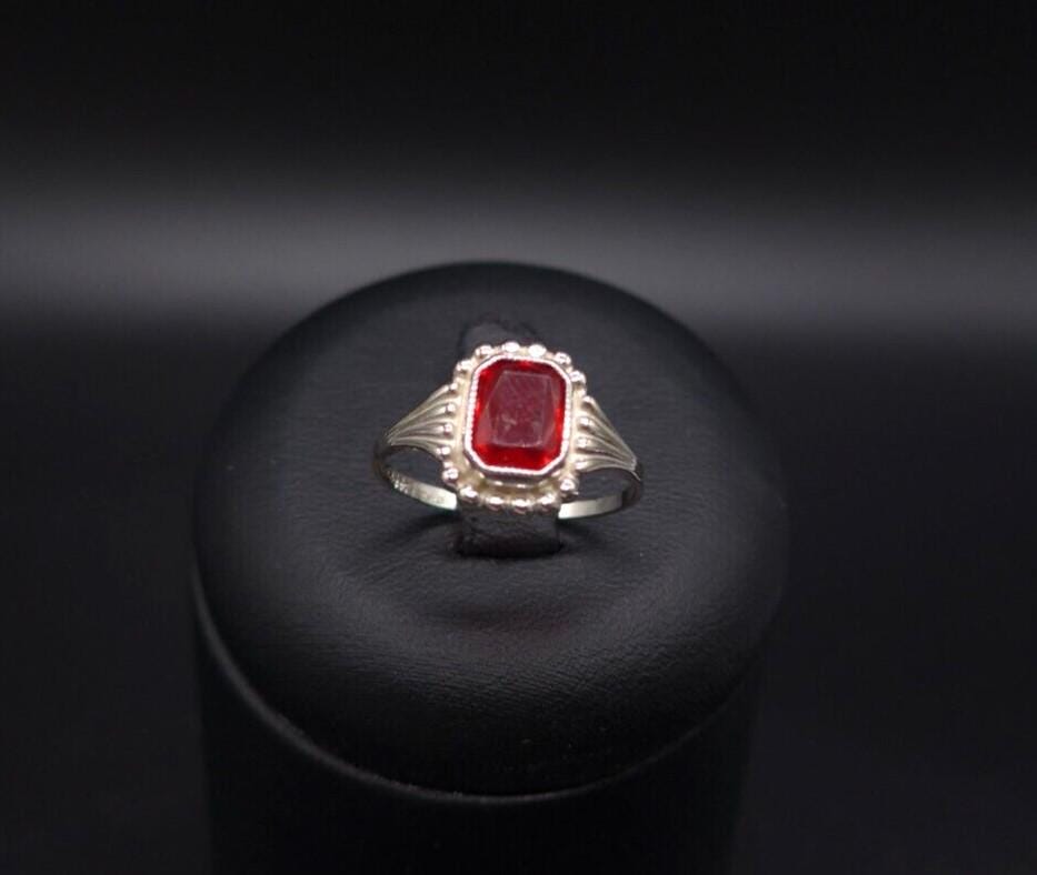Classic 835 Silver Ring With Blood-red Faceted Zirconia