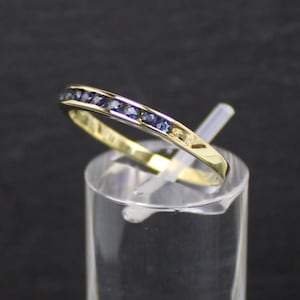 Sapphire Gold Ring in 14-karat yellow gold, 9 blue sapphires