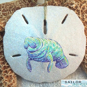 Echte Sand Dollar Ornament, Decoupage Sand Dollar Ornament mit Aquarell Seekuh, handgemachtes Geschenk, Küsten Weihnachten, Nautisches Dekor