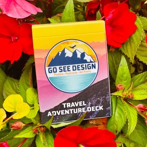 Deck de aventura de viagem por Go See Design | Desafios de viagem | Jogo de viagens para casais | Presente de viagem | Cartas de jogar para viagens | Navios dos EUA