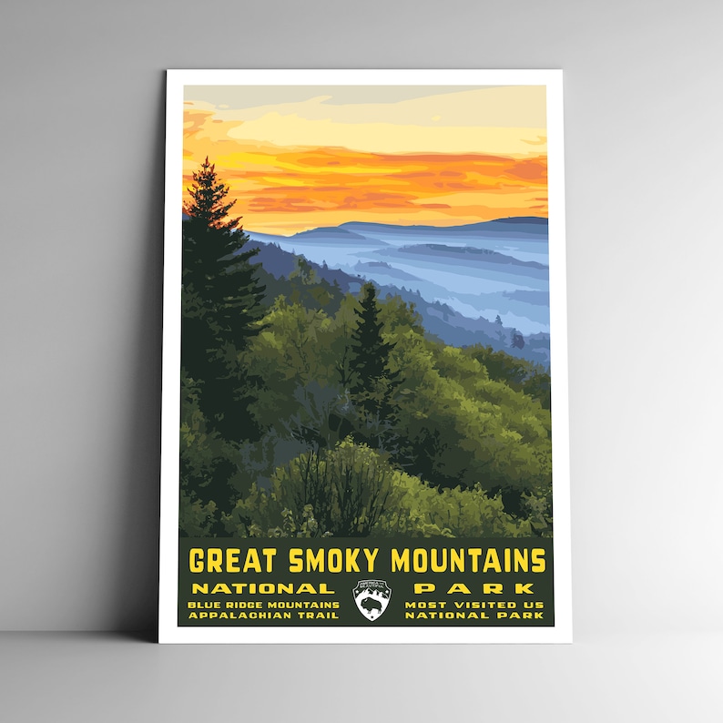 Op de afbeelding: Een vintage poster met een schilderachtig uitzicht op het Great Smoky Mountains National Park. De poster heeft een gele zonsondergangshemel met een blauw en groen gebergte op de achtergrond. De tekst op de poster luidt "Great Smoky Mountains National Park", "Blue Ridge Mountains", "Appalachian Trail" en "Most Visited US National Park".