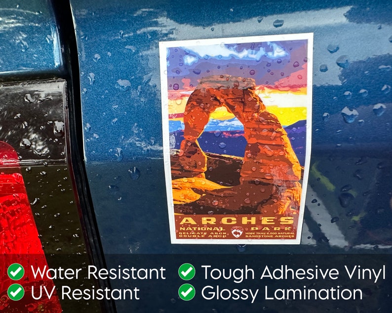 Op de afbeelding: Een sticker met een kleurrijke illustratie van Delicate Arch in Arches National Park, Utah. De sticker is waterbestendig, UV-bestendig en heeft een sterke kleefstof met een glanzende laminering.