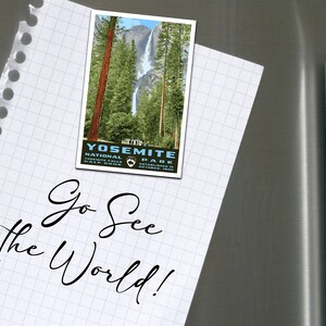 Może przedstawiać: Biały notes w kratkę z oderwanym brzegiem. Na notesie znajduje się ręcznie napisany napis "Go See the World!" oraz przyklejona do niego poczt&oacute;wka z wizerunkiem Parku Narodowego Yosemite. Poczt&oacute;wka ma niebiesko-biały wz&oacute;r z tekstem "Yosemite National Park" i obrazkiem wodospadu.