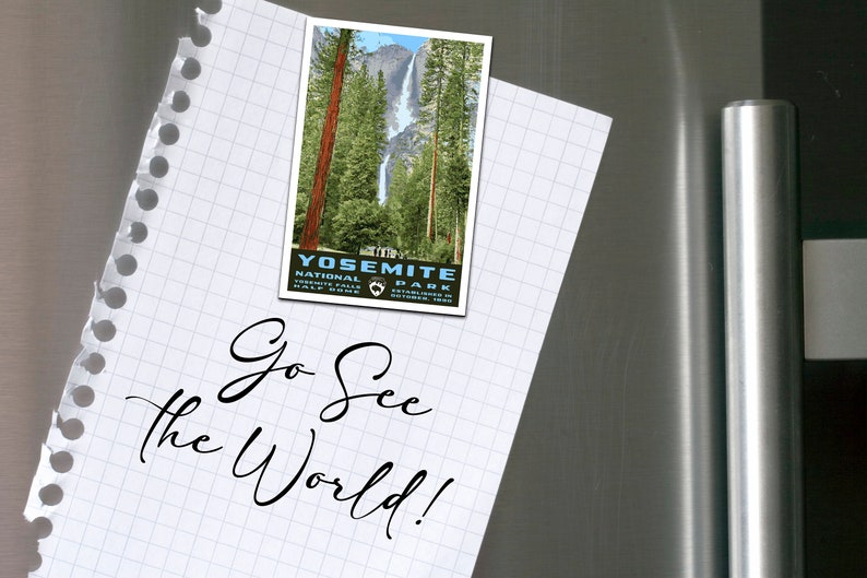 Może przedstawiać: Biały notes w kratkę z oderwanym brzegiem. Na notesie znajduje się ręcznie napisany napis "Go See the World!" oraz przyklejona do niego poczt&oacute;wka z wizerunkiem Parku Narodowego Yosemite. Poczt&oacute;wka ma niebiesko-biały wz&oacute;r z tekstem "Yosemite National Park" i obrazkiem wodospadu.