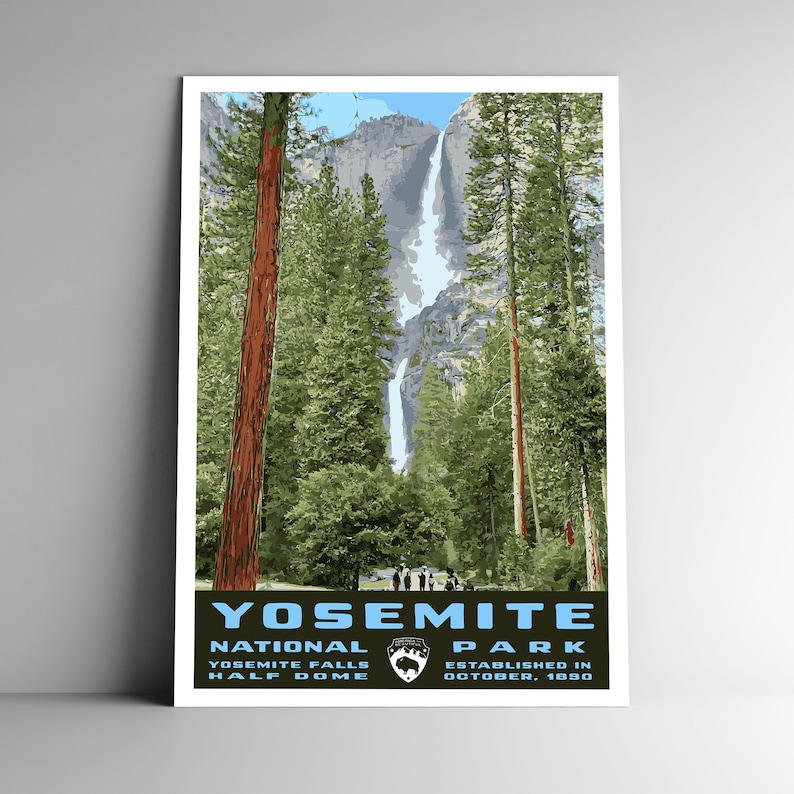 Może przedstawiać: Winietkowy plakat turystyczny dla Parku Narodowego Yosemite, przedstawiający widok wodospadu Yosemite, kt&oacute;ry spada z urwistej skały, otoczony wysokimi, zielonymi drzewami. Tekst na plakacie brzmi "Yosemite National Park, Yosemite Falls, Half Dome, Established in October, 1890".
