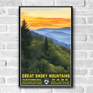 Op de afbeelding: Een vintage poster met een schilderachtig uitzicht op het Great Smoky Mountains National Park. De poster heeft een gele en oranje zonsondergangshemel boven een mistige, blauwe bergketen. De tekst op de poster luidt "Great Smoky Mountains National Park", "Blue Ridge Mountains", "Appalachian Trail", "Most Visited US National Park".