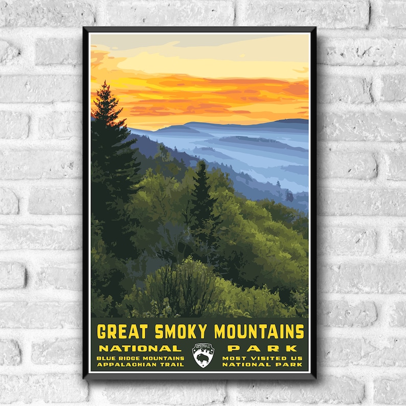 Op de afbeelding: Een vintage poster met een schilderachtig uitzicht op het Great Smoky Mountains National Park. De poster heeft een gele en oranje zonsondergangshemel boven een mistige, blauwe bergketen. De tekst op de poster luidt "Great Smoky Mountains National Park", "Blue Ridge Mountains", "Appalachian Trail", "Most Visited US National Park".