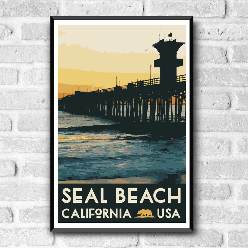 Puede incluir: Un p&oacute;ster de estilo vintage con una silueta de un muelle que se extiende hacia el oc&eacute;ano al atardecer. El texto "SEAL BEACH CALIFORNIA USA" est&aacute; en la parte inferior del p&oacute;ster.