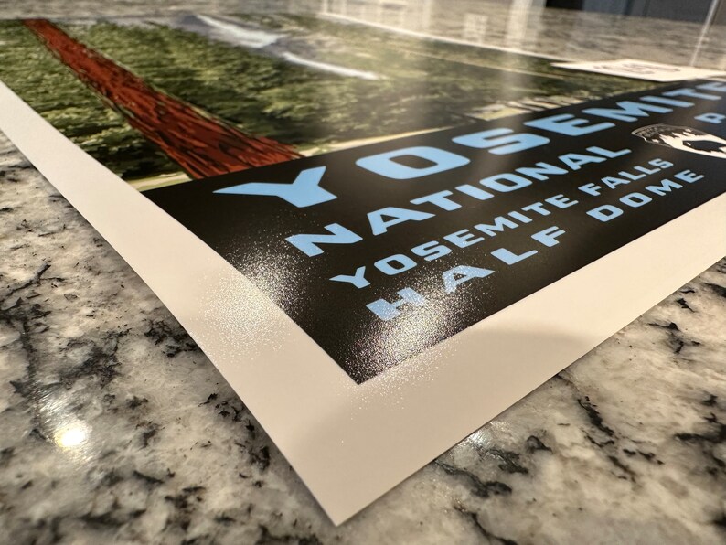 Może przedstawiać: Plakat w stylu vintage z czarnym tłem i białym tekstem. Tekst brzmi "Yosemite National Park, Yosemite Falls, Half Dome". Tekst jest w jasnoniebieskim kolorze. Plakat ma białą ramkę.