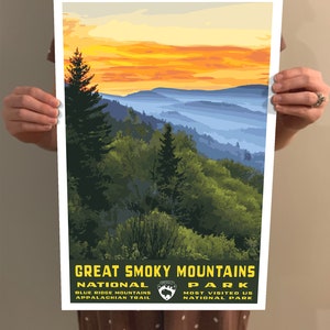 Op de afbeelding: Een vintage poster met een schilderachtig uitzicht op het Great Smoky Mountains National Park. De poster heeft een gele en oranje zonsondergangshemel met blauwe en paarse bergen in de verte. De tekst "Great Smoky Mountains National Park" staat in gele letters onderaan de poster. De tekst "Blue Ridge Mountains Appalachian Trail" staat in kleinere gele letters onder de naam van het park. De tekst "Most Visited US National Park" staat in kleinere gele letters onder de naam van het park.