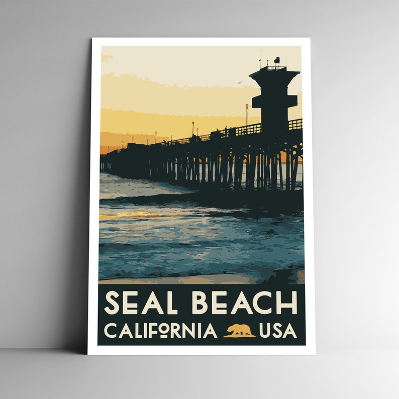 Puede incluir: Un cartel de viaje vintage con la silueta de un muelle que se extiende hacia el oc&eacute;ano al atardecer. El texto "SEAL BEACH CALIFORNIA USA" est&aacute; impreso en la parte inferior del cartel con un peque&ntilde;o icono de oso.