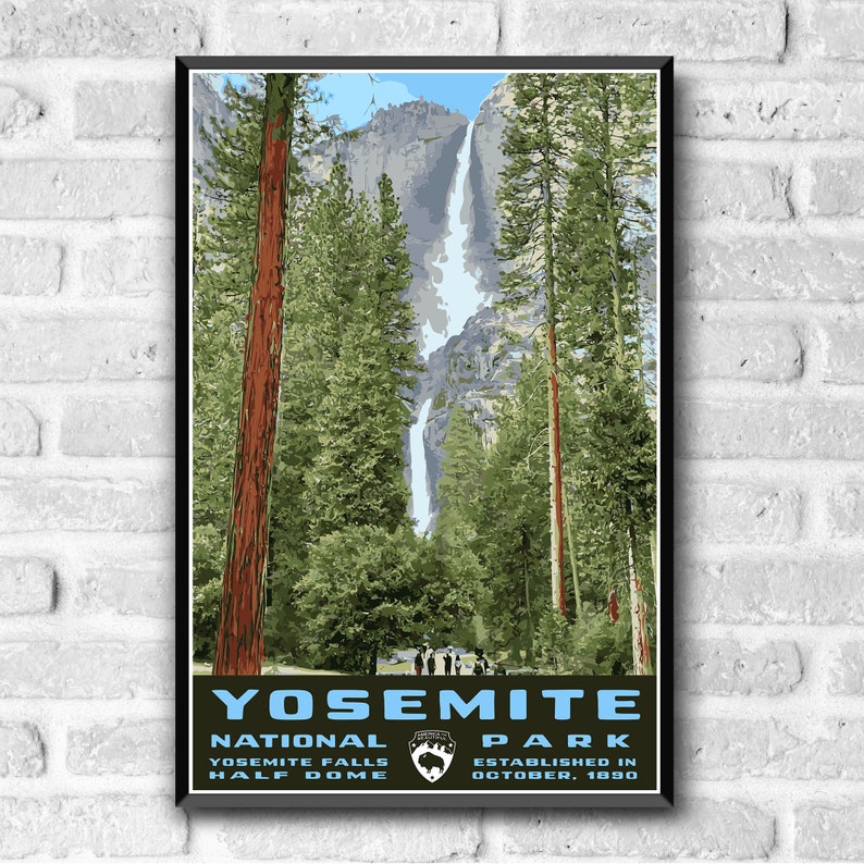 Może przedstawiać: Winietkowy plakat turystyczny dla Parku Narodowego Yosemite, przedstawiający widok wodospadu Yosemite, kt&oacute;ry spada z klifu, otoczony wysokimi zielonymi drzewami. Tekst na plakacie brzmi "Yosemite National Park, Yosemite Falls, Half Dome, Established in October, 1890".