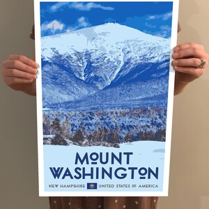 Puede incluir: Una ilustraci&oacute;n azul y blanca del Monte Washington en New Hampshire, con el texto "MOUNT WASHINGTON" y "NEW HAMPSHIRE UNITED STATES OF AMERICA".