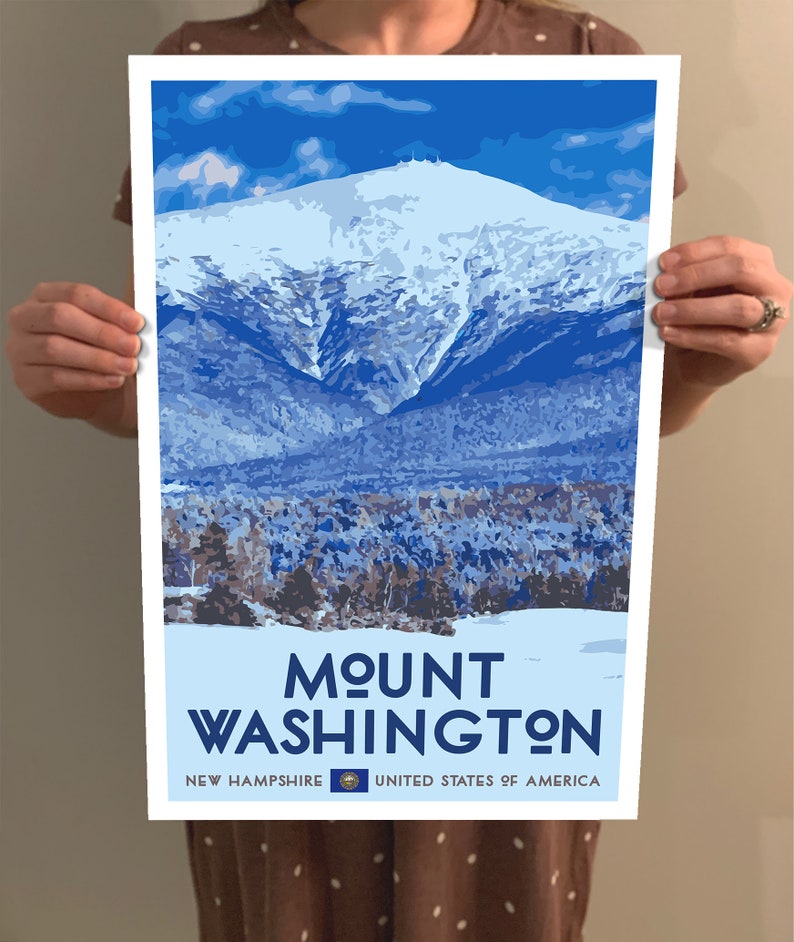 Puede incluir: Una ilustraci&oacute;n azul y blanca del Monte Washington en New Hampshire, con el texto "MOUNT WASHINGTON" y "NEW HAMPSHIRE UNITED STATES OF AMERICA".