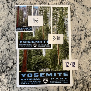 Może przedstawiać: Trzy r&oacute;żne rozmiary wydruk&oacute;w Parku Narodowego Yosemite, przedstawiające wodospad i scenę leśną. Wydruki są oznaczone wymiarami: 4x6, 8x10 i 12x18. Tekst na wydrukach brzmi: "Yosemite National Park, Yosemite Falls, Half Dome, Założony w październiku 1890 roku."