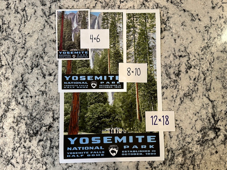 Może przedstawiać: Trzy r&oacute;żne rozmiary wydruk&oacute;w Parku Narodowego Yosemite, przedstawiające wodospad i scenę leśną. Wydruki są oznaczone wymiarami: 4x6, 8x10 i 12x18. Tekst na wydrukach brzmi: "Yosemite National Park, Yosemite Falls, Half Dome, Założony w październiku 1890 roku."