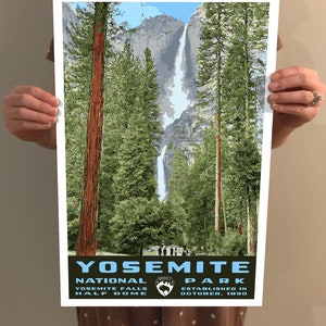 Może przedstawiać: Plakat w stylu vintage przedstawiający malowniczy widok Parku Narodowego Yosemite. Plakat przedstawia wodospad spadający ze skalistej klify, otoczony bujną zielenią. Tekst "Yosemite National Park" jest wyświetlany pogrubioną, niebieską czcionką u dołu plakatu, wraz z napisami "Yosemite Falls Half Dome" i "Założony w październiku 1890 roku".