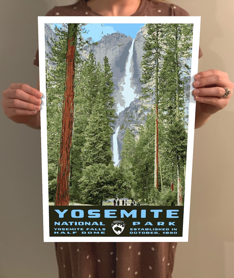 Może przedstawiać: Plakat w stylu vintage przedstawiający malowniczy widok Parku Narodowego Yosemite. Plakat przedstawia wodospad spadający ze skalistej klify, otoczony bujną zielenią. Tekst "Yosemite National Park" jest wyświetlany pogrubioną, niebieską czcionką u dołu plakatu, wraz z napisami "Yosemite Falls Half Dome" i "Założony w październiku 1890 roku".