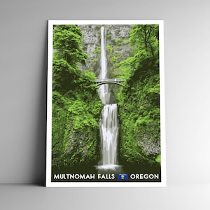 Pôster de viagem em estilo vintage de Multnomah Falls, Oregon - 8x10 - 12x18 - 18x24 - 24x36 / 4x6 Cartão postal Cachoeira, floresta, EUA, EUA Impressão de arte retrô