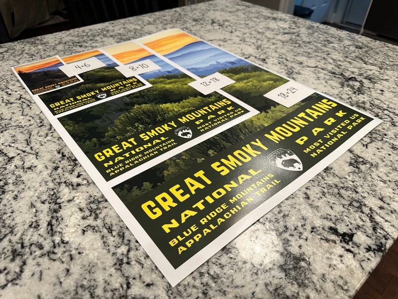Op de afbeelding: Een set van vier posters van het Great Smoky Mountains National Park. De posters hebben een donkergroene achtergrond met gele tekst en een zwart berenlogo. De tekst op de posters luidt "Great Smoky Mountains National Park" en "Blue Ridge Mountains Appalachian Trail". De posters zijn verkrijgbaar in vier formaten: 4x6, 8x10, 12x18 en 18x24.