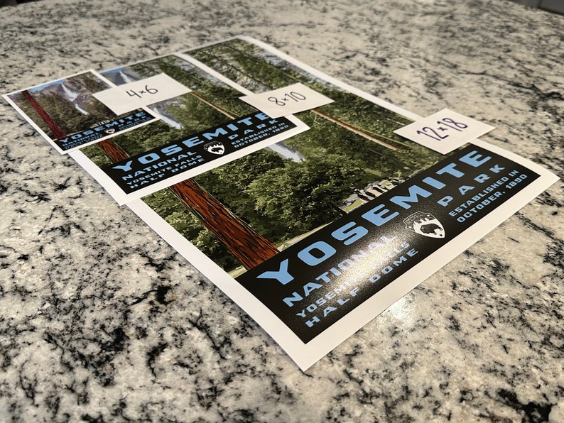 Może przedstawiać: Trzy r&oacute;żne rozmiary plakat&oacute;w Parku Narodowego Yosemite z czarnym tłem i niebieskim tekstem. Tekst brzmi "Yosemite National Park, Yosemite Falls, Half Dome, Założony w październiku 1890". Plakaty przedstawiają panoramiczny widok lasu z wysokimi drzewami.
